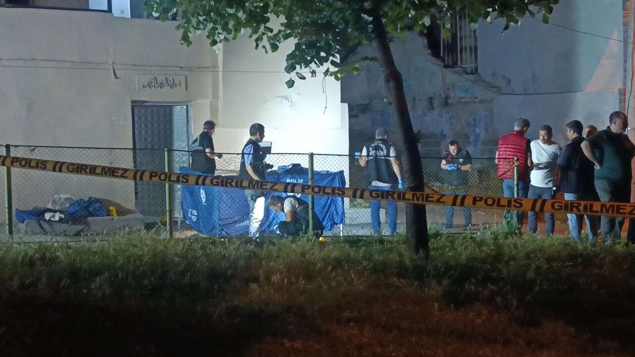 Karı-koca evlerine gelen kişi tarafından öldürüldü 9